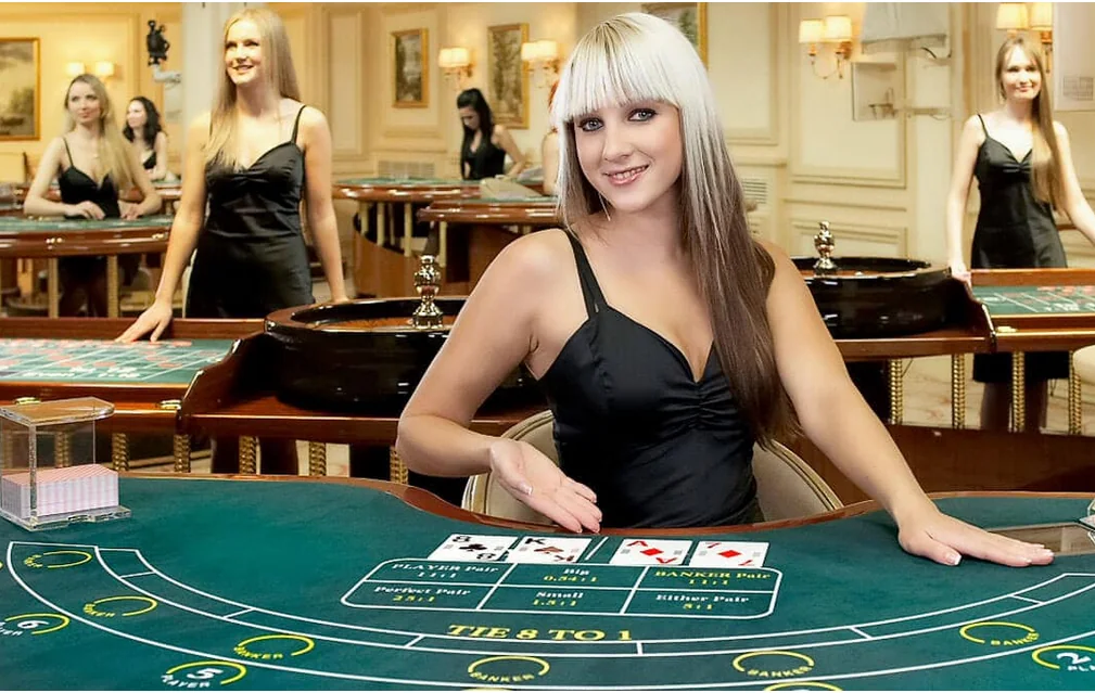 Antarmuka ruang kasino live dengan panel meja dan tayangan dealer